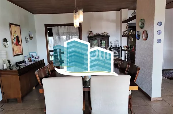 Linda casa no Condomínio Vale do Santa Fé, na cidade de Vinhedo, com excelente terreno, 2520m², 450m2 de construção, com muito verde, vista espetacular das varandas e dos quartos. Muito arejada e aconchegante, com 4 confortáveis suítes, 1 closet, amplo li - Foto 32