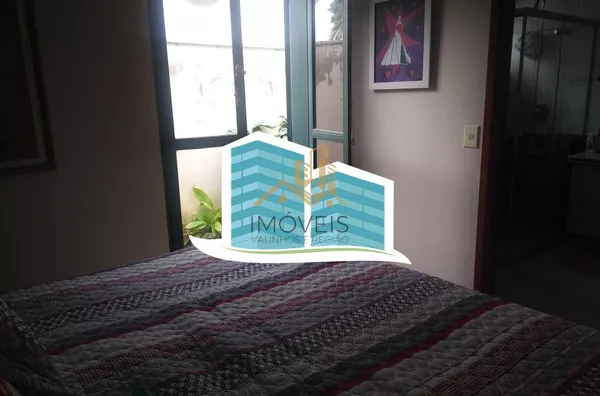 Casa térrea  em condomínio na cidade de Valinhos, contendo apenas escada para  acesso à casa. Localizada  região do Paiquerê, próximo ao Colégio Porto Seguro, Shopping Valinhos. Imóvel  com 3 dormitórios, sendo 1 suíte, todos com armários e ar condicionad - Foto 34