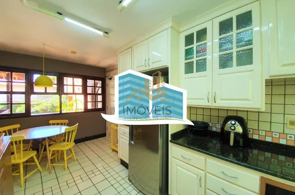 Maravilhosa casa a venda em condomínio na cidade de valinhos. com detalhes rústicos e da arquitetura inglesa. Aquela casa com cara de casa, a arquitetura diferenciada parece nos abraçar entre seus grandes vãos, vigas de madeira e concreto, arcos e piso ce - Foto 41