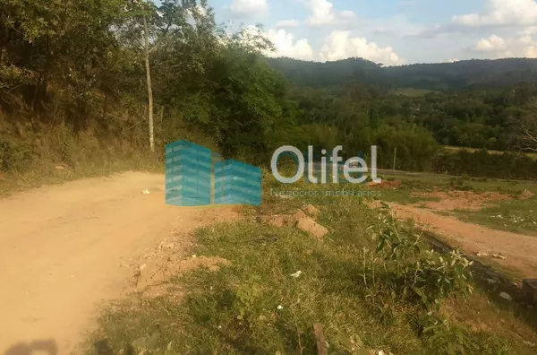 Área comercial/industrial,  com excelente localização de frente a rodovia.   Ótima topografia com platôs. Possibilidade de desmembramento, sendo a frente o valor de R$ 450,00 o metro e a parte de trás, R$ 385,00 o metro.  *Analisa permuta e possibilidade