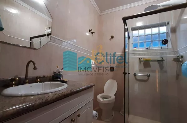 Excelente casa de esquina em bairro residencial, próximo ao centro na cidade de Louveira.  Possui 3 dormitórios sendo 1 suíte com closet e banheira de hidromassagem de 4 lugares. Sala 3 ambientes, sala de TV, escritório, despensa e lavanderia fechada. Pos - Foto 7