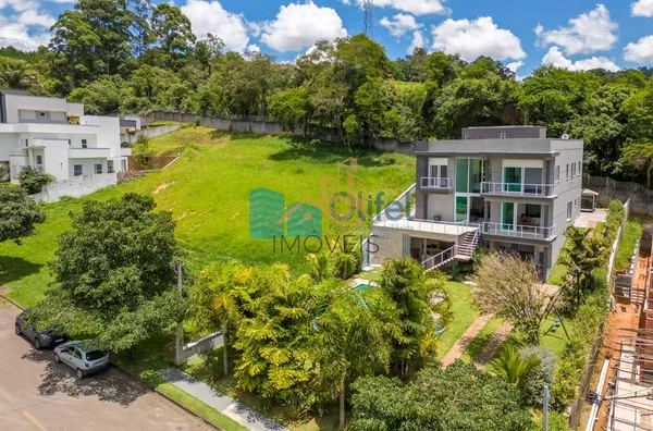 Linda casa em condomínio fechado na cidade de  Vinhedo, 698 m² área construída, 1450,00 m² de terreno, 5 dormitórios sendo 2 suítes, living 4 ambientes, 4 banheiros, 6 vagas de garagem cobertas, piscina, local com muito verde e tranquilidade.  Venha morar - Foto 1
