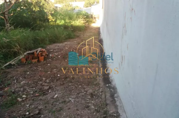 Terreno com 300 m² e ótima localização, bem no centro da cidade de Louveira, bairro super valorizado, acesso rápido para instituições bancárias, academias, estéticas, dentistas, supermercados, farmácias, ponto de ônibus, padarias, restaurantes, clube, a 9