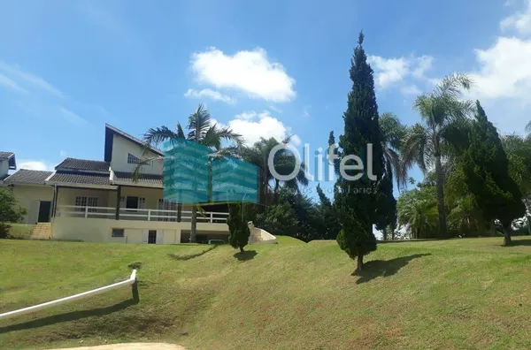 Chácara Paradisíaca! Bairro tranquilo de chácaras residenciais. Rua Asfaltada e próximo a rodovia. Possui salão para festas próximo a piscina, quiosque, sala de jogos, campo de futebol, casa de caseiro. Casa Principal: Toda avarandada com 03 quartos, sala - Foto 4