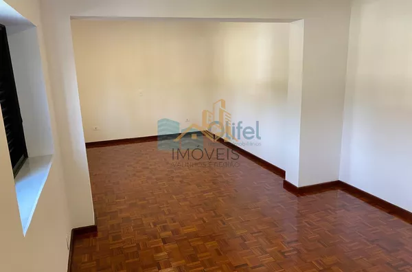 Excelente casa à venda no Condomínio São Joaquim,. Próxima ao lago, iluminação natural e muito arejada. No piso inferior a casa possui um espaço para home office, salão de jogos ou festas, 2 dormitórios e 1 suíte. No piso superior são 3 suítes sendo 1 mas - Foto 47