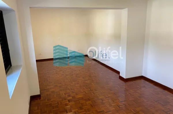 Excelente casa à venda no Condomínio São Joaquim,. Próxima ao lago, iluminação natural e muito arejada. No piso inferior a casa possui um espaço para home office, salão de jogos ou festas, 2 dormitórios e 1 suíte. No piso superior são 3 suítes sendo 1 mas - Foto 47