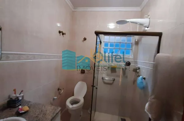 Excelente casa de esquina em bairro residencial, próximo ao centro na cidade de Louveira.  Possui 3 dormitórios sendo 1 suíte com closet e banheira de hidromassagem de 4 lugares. Sala 3 ambientes, sala de TV, escritório, despensa e lavanderia fechada. Pos - Foto 13