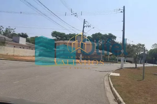 Excelente lote plano, de esquina,  com 642,00 m², em condomínio com área de lazer completa, segurança e portaria 24hs, com excelente localização próximo ao centro da cidade. Projeto aprovado junto ao condomínio e prefeitura para construção de casa com 315