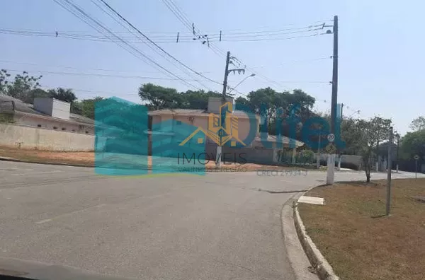 Excelente lote plano, de esquina,  com 642,00 m², em condomínio com área de lazer completa, segurança e portaria 24hs, com excelente localização próximo ao centro da cidade. Projeto aprovado junto ao condomínio e prefeitura para construção de casa com 315 - Foto 1