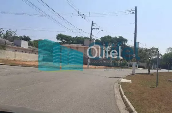 Excelente lote plano, de esquina,  com 642,00 m², em condomínio com área de lazer completa, segurança e portaria 24hs, com excelente localização próximo ao centro da cidade. Projeto aprovado junto ao condomínio e prefeitura para construção de casa com 315 - Foto 1