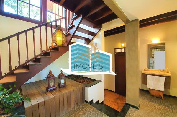 Maravilhosa casa a venda em condomínio na cidade de valinhos. com detalhes rústicos e da arquitetura inglesa. Aquela casa com cara de casa, a arquitetura diferenciada parece nos abraçar entre seus grandes vãos, vigas de madeira e concreto, arcos e piso ce - Foto 27