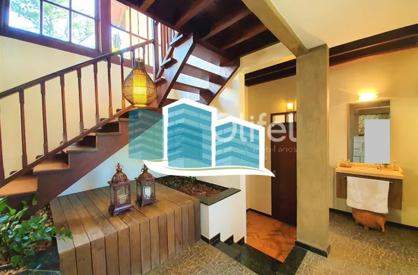 Maravilhosa casa a venda em condomínio na cidade de valinhos. com detalhes rústicos e da arquitetura inglesa. Aquela casa com cara de casa, a arquitetura diferenciada parece nos abraçar entre seus grandes vãos, vigas de madeira e concreto, arcos e piso ce - Foto 27