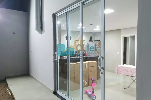 Excelente casa com 306 m², no melhor condomínio de Louveira, 01 suíte máster (closet e banho amplos com varanda + 02 dormitórios amplos, sala ampla e sala de jantar. Todos ambientes com ar condicionado novo. Cozinha, despensa, lavanderia, escritório e áre - Foto 10