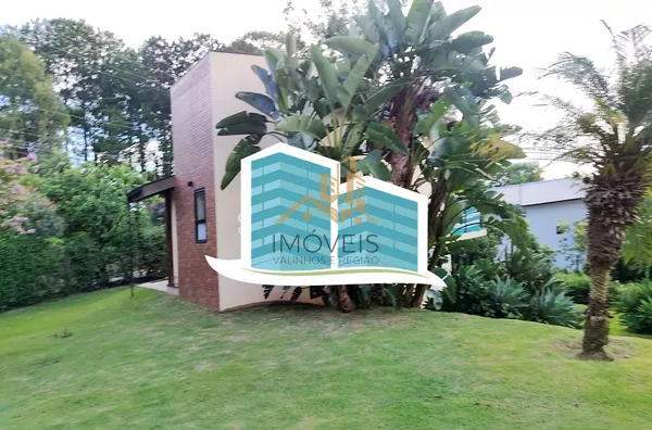 Linda casa no Condomínio Vale do Santa Fé, na cidade de Vinhedo, com excelente terreno, 2520m², 450m2 de construção, com muito verde, vista espetacular das varandas e dos quartos. Muito arejada e aconchegante, com 4 confortáveis suítes, 1 closet, amplo li - Foto 18