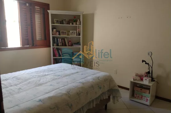 Casa térrea em condomínio em Louveira com 4 dormitórios, sendo 2 suítes, uma master com closet, cozinha planejada, lavanderia, sala ampla para 3 ambientes, quintal, piscina, vagas para 4 carros, sendo 2 cobertas e 2 descobertas. Condomínio com quadra de t - Foto 9