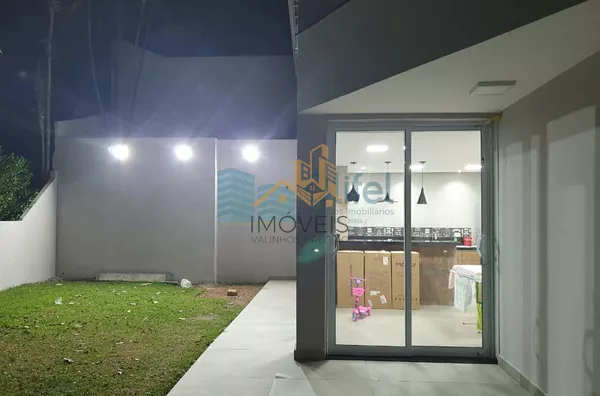 Excelente casa com 306 m², no melhor condomínio de Louveira, 01 suíte máster (closet e banho amplos com varanda + 02 dormitórios amplos, sala ampla e sala de jantar. Todos ambientes com ar condicionado novo. Cozinha, despensa, lavanderia, escritório e áre - Foto 9