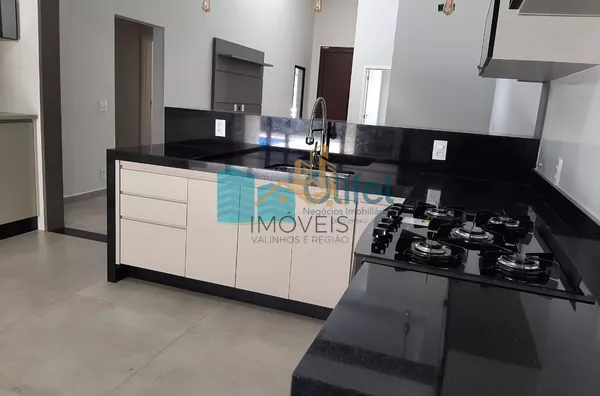 Linda casa térrea, 206m².O imóvel conta com 03 suítes com armários, sendo a suíte master com closet, escritório, lavabo, sala 2 ambientes, cozinha com armários e espaço gourmet com churrasqueira e armários, fogão cooktop  ja instalado. Piscina Aquecida. T - Foto 7