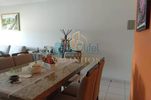 Excelente apartamento no centro da cidade de Louveira,  com 2 dormitórios, sendo 1 suíte com armário, sacada, banheiro social, ampla sala com 2 ambientes, cozinha planejada, lavanderia, vaga de garagem coberta, elevador, piscina e salão de festas.  Próxim