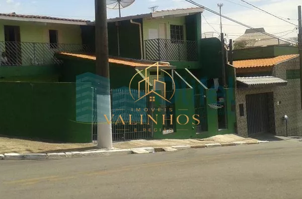 Casa com excelente localização, com área total de 300,00m², sendo 281,00m² de área construída. São 5 casas de aluguel todas com entrada independente, 1 loja, casa principal com 2 quartos, sala de jogos e TV com lareira, banheiro, cozinha na área de churra