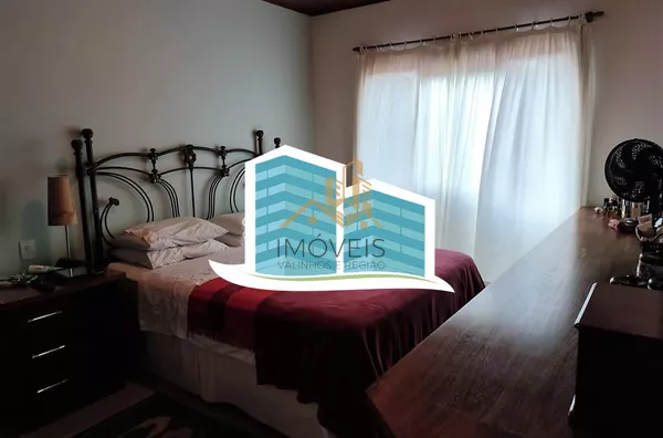 Linda casa no Condomínio Vale do Santa Fé, na cidade de Vinhedo, com excelente terreno, 2520m², 450m2 de construção, com muito verde, vista espetacular das varandas e dos quartos. Muito arejada e aconchegante, com 4 confortáveis suítes, 1 closet, amplo li - Foto 11