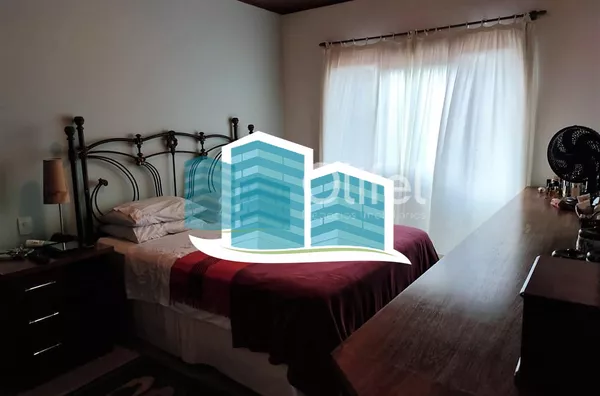 Linda casa no Condomínio Vale do Santa Fé, na cidade de Vinhedo, com excelente terreno, 2520m², 450m2 de construção, com muito verde, vista espetacular das varandas e dos quartos. Muito arejada e aconchegante, com 4 confortáveis suítes, 1 closet, amplo li - Foto 11