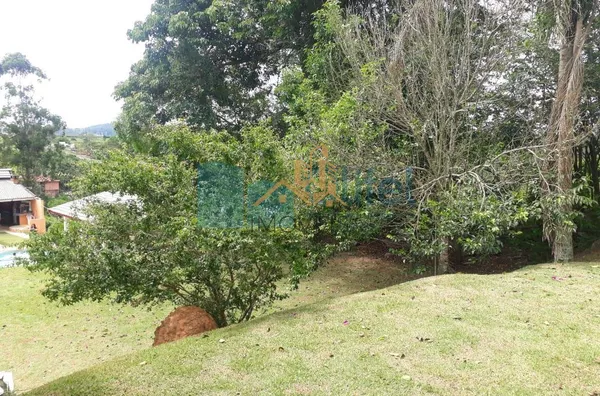 Chácara Paradisíaca! Bairro tranquilo de chácaras residenciais. Rua Asfaltada e próximo a rodovia. Possui salão para festas próximo a piscina, quiosque, sala de jogos, campo de futebol, casa de caseiro. Casa Principal: Toda avarandada com 03 quartos, sala - Foto 17