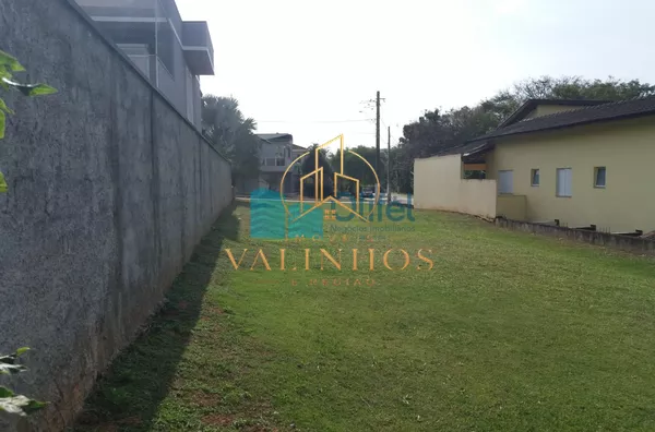 Terreno dentro de condomínio fechado, próximo ao centro da cidade, com topografia privilegiada, projeto  aprovado junto ao condomínio e prefeitura para constução de casa com 206 m² de área útil. Condomínio com Piscina, Churrasqueiras, Quadras de Tênis, Qu