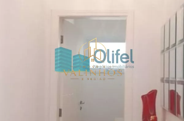 Excelente casa térrea em condomínio fechado com portaria 24hs, segurança com ronda e área de lazer, além de muito verde em suas ruas. Boa localização dentro do condomínio  com  frente para 2 ruas. Casa toda climatizada , sendo 3 suítes, todas com ar condi