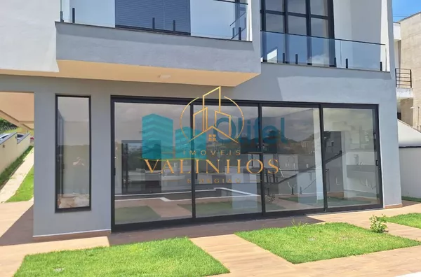 Excelente casa térrea,  novíssima,  em um dos condomínios mais procurados da cidade de Louveira com acabamento de primeira linha, telhado com telhas sanduiche que garantem conforto térmico da casa, proporcionando enorme conforto para sua família.  São 3 a