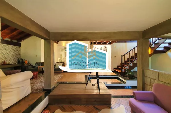 Maravilhosa casa a venda em condomínio na cidade de valinhos. com detalhes rústicos e da arquitetura inglesa. Aquela casa com cara de casa, a arquitetura diferenciada parece nos abraçar entre seus grandes vãos, vigas de madeira e concreto, arcos e piso ce - Foto 32