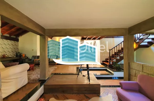 Maravilhosa casa a venda em condomínio na cidade de valinhos. com detalhes rústicos e da arquitetura inglesa. Aquela casa com cara de casa, a arquitetura diferenciada parece nos abraçar entre seus grandes vãos, vigas de madeira e concreto, arcos e piso ce - Foto 32