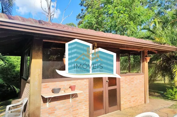 Linda casa no Condomínio Vale do Santa Fé, na cidade de Vinhedo, com excelente terreno, 2520m², 450m2 de construção, com muito verde, vista espetacular das varandas e dos quartos. Muito arejada e aconchegante, com 4 confortáveis suítes, 1 closet, amplo li - Foto 14