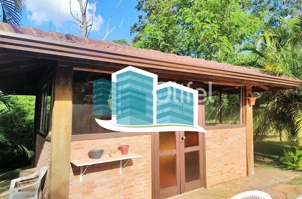 Linda casa no Condomínio Vale do Santa Fé, na cidade de Vinhedo, com excelente terreno, 2520m², 450m2 de construção, com muito verde, vista espetacular das varandas e dos quartos. Muito arejada e aconchegante, com 4 confortáveis suítes, 1 closet, amplo li - Foto 14