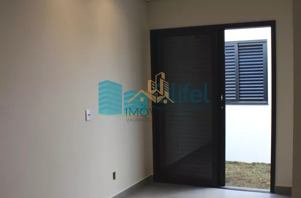 Excelente casa térrea em condomínio fechado na cidade de Louveira com 3 dormitórios, sendo 1 suíte, sala ampla para 2 ambientes, pé direito duplo, lavabo, banheiro social, conceito integrado, área gourmet e quintal. Agende a sua visita - Foto 11