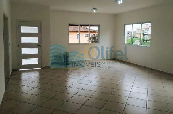 Excelente casa térrea em condomínio fechado na cidade de Louveira com 3 suítes, sala de estar, jantar e TV, cozinha ampla e planejada, banheiro social, linda área gourmet com churrasqueira com fechamento em vidro, piscina e vagas de garagem.  Imóvel rico - Foto 4