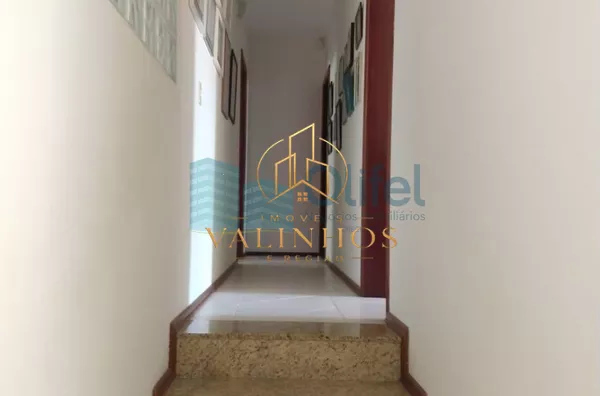 Casa térrea em condomínio em Louveira com 4 dormitórios, sendo 2 suítes, uma master com closet, cozinha planejada, lavanderia, sala ampla para 3 ambientes, quintal, piscina, vagas para 4 carros, sendo 2 cobertas e 2 descobertas. Condomínio com quadra de t