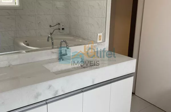 Excelente casa à venda no Condomínio São Joaquim,. Próxima ao lago, iluminação natural e muito arejada. No piso inferior a casa possui um espaço para home office, salão de jogos ou festas, 2 dormitórios e 1 suíte. No piso superior são 3 suítes sendo 1 mas - Foto 49