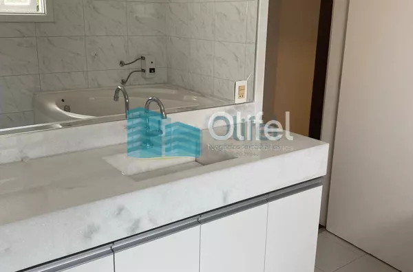 Excelente casa à venda no Condomínio São Joaquim,. Próxima ao lago, iluminação natural e muito arejada. No piso inferior a casa possui um espaço para home office, salão de jogos ou festas, 2 dormitórios e 1 suíte. No piso superior são 3 suítes sendo 1 mas - Foto 49