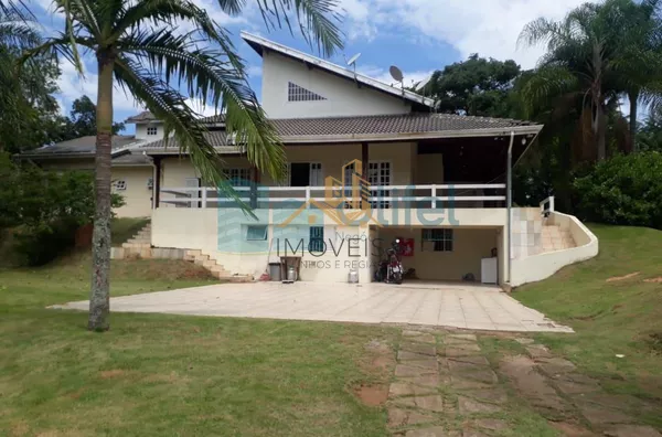Chácara Paradisíaca! Bairro tranquilo de chácaras residenciais. Rua Asfaltada e próximo a rodovia. Possui salão para festas próximo a piscina, quiosque, sala de jogos, campo de futebol, casa de caseiro. Casa Principal: Toda avarandada com 03 quartos, sala - Foto 3