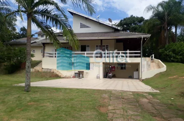 Chácara Paradisíaca! Bairro tranquilo de chácaras residenciais. Rua Asfaltada e próximo a rodovia. Possui salão para festas próximo a piscina, quiosque, sala de jogos, campo de futebol, casa de caseiro. Casa Principal: Toda avarandada com 03 quartos, sala - Foto 3