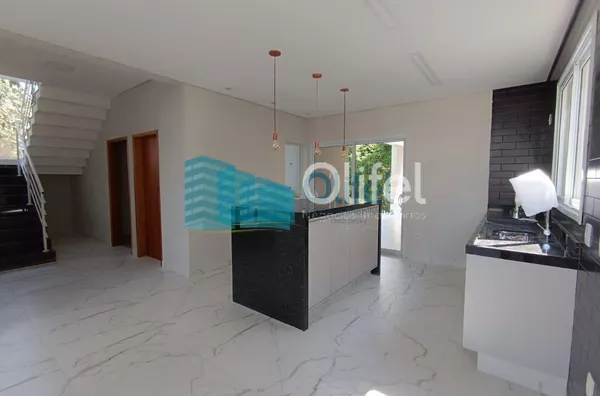 Excelente casa em condomínio na região central da cidade de Louveira.   Piso superior: 2 quartos com sacada 1 banheiro Inferior: 1 suite com closet  1 banheiro Cozinha e sala integradas (cozinha com planejados Área de serviço Externo: quintal gramado, áre - Foto 4
