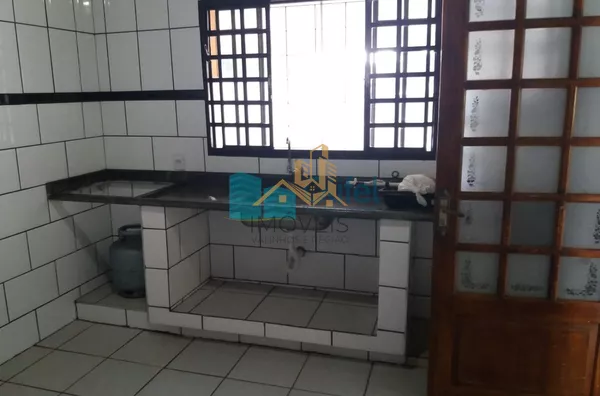 Excelente chácara  a 4 km do centro da cidade de Louveira com 03 dormitórios sendo 01 suíte, sala jantar, sala de estar, 08 vagas de garagem sendo 04 coberta, canil, campo de futsal gramado, piscina, churrasqueira, fogão e forno à lenha, lago, com uma áre - Foto 30