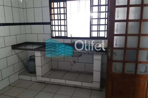Excelente chácara  a 4 km do centro da cidade de Louveira com 03 dormitórios sendo 01 suíte, sala jantar, sala de estar, 08 vagas de garagem sendo 04 coberta, canil, campo de futsal gramado, piscina, churrasqueira, fogão e forno à lenha, lago, com uma áre - Foto 30