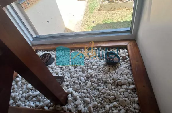 Para você que  busca uma excelente casa, assobradada, ensolarada, com ventilação natural, rua arborizada, condomínio com total segurança, acesso com identificação facial, portaria 24hs, área de lazer em uma cidade como Louveira, com estrutura, porém, mant - Foto 30