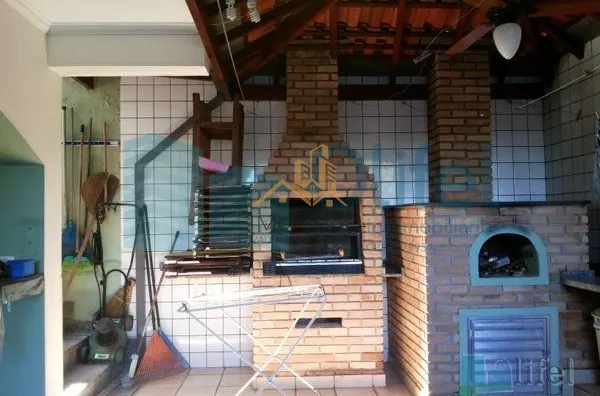 Linda casa de esquina com 3 dormitórios, sendo 1 suíte com hidromassagem, sala 2 ambientes, escritório, cozinha planejada, despensa, área gourmet, garagem para 2 carros cobertas, portão automático, bairro tranquilo. Vale a pena conferir. - Foto 22