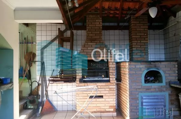 Linda casa de esquina com 3 dormitórios, sendo 1 suíte com hidromassagem, sala 2 ambientes, escritório, cozinha planejada, despensa, área gourmet, garagem para 2 carros cobertas, portão automático, bairro tranquilo. Vale a pena conferir. - Foto 22