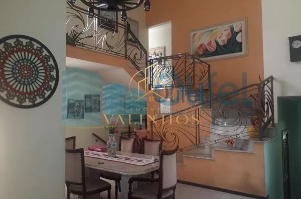 Excelente sobrado na cidade de  Louveira, com 4 dormitórios, sendo 1 suíte master com closet, banheiro social, quartos avarandados, lavabo, ampla sala de estar, jantar e mezanino, escritório, cozinha, copa, lavanderia, despensa, área gourmet com churrasqu