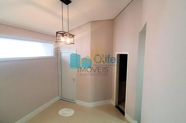 Excelente casa com 306 m², no melhor condomínio de Louveira, 01 suíte máster (closet e banho amplos com varanda + 02 dormitórios amplos, sala ampla e sala de jantar. Todos ambientes com ar condicionado novo. Cozinha, despensa, lavanderia, escritório e áre - Foto 11