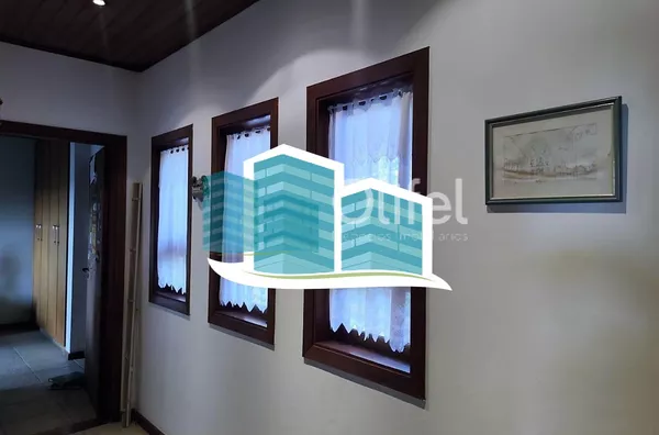 Linda casa no Condomínio Vale do Santa Fé, na cidade de Vinhedo, com excelente terreno, 2520m², 450m2 de construção, com muito verde, vista espetacular das varandas e dos quartos. Muito arejada e aconchegante, com 4 confortáveis suítes, 1 closet, amplo li - Foto 36