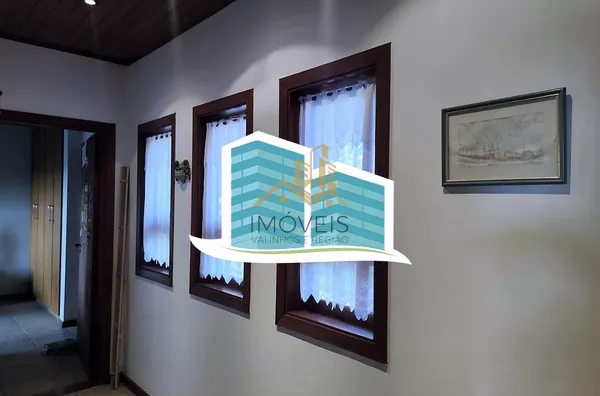 Linda casa no Condomínio Vale do Santa Fé, na cidade de Vinhedo, com excelente terreno, 2520m², 450m2 de construção, com muito verde, vista espetacular das varandas e dos quartos. Muito arejada e aconchegante, com 4 confortáveis suítes, 1 closet, amplo li - Foto 36